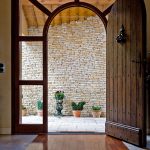 porte entrée taillée sur mesure verre et bois délimitation parquet au sol