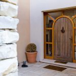 porte entrée taillée sur mesure verre et bois mur pierres