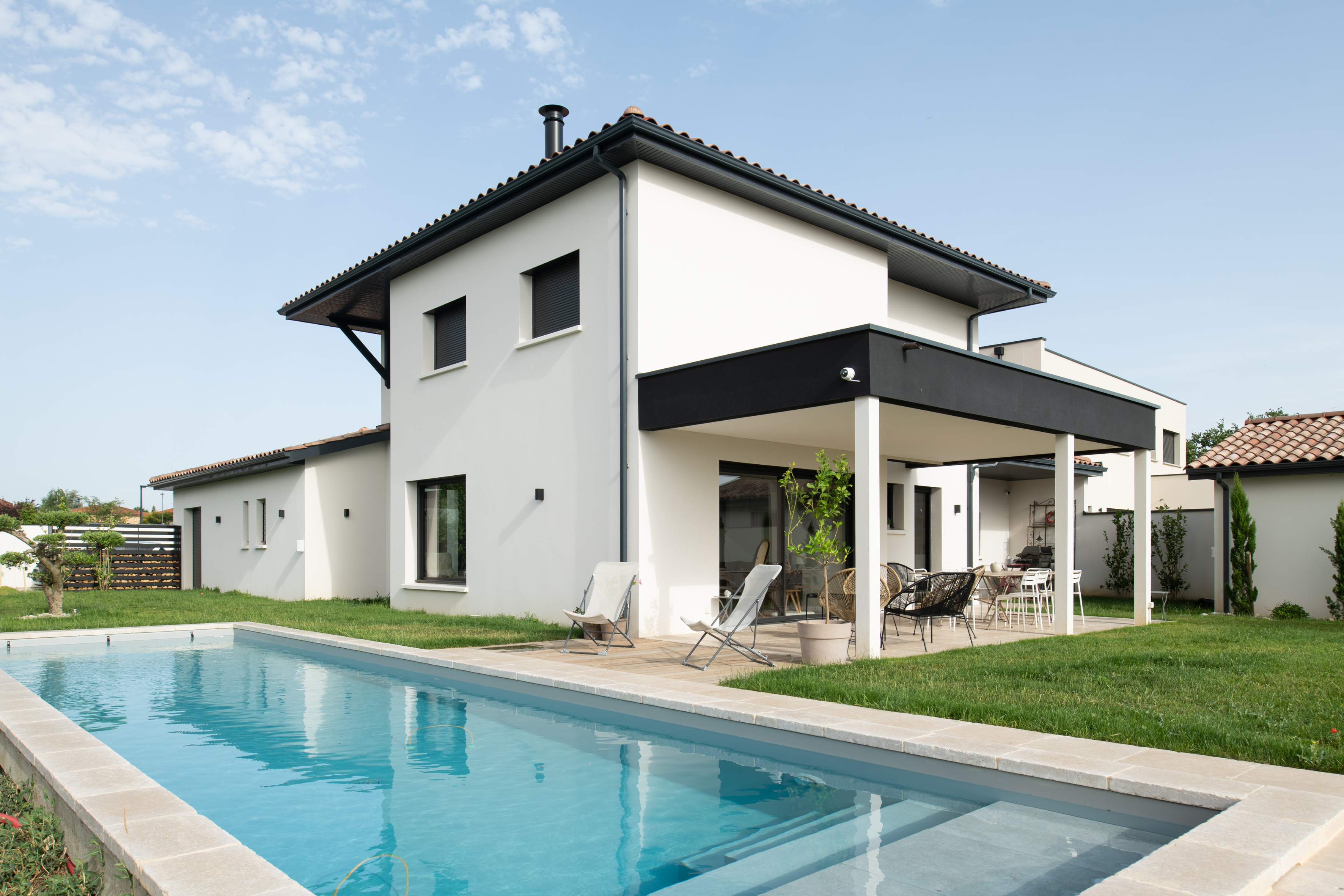 Villa architecte moderne sud ouest Lyon terrasse bois piscine