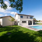 maison moderne architecte Lyon terrasse bois piscine