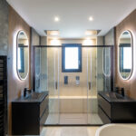 salle de bain contemporaine et design double douche et baignoire