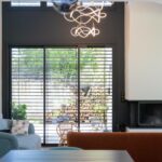 salon maison design et contemporaine avec cheminée