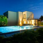 maison contemporaine de nuit avec piscine