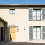 maison de village porte entrée bois