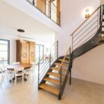 pièce de vie avec escalier bois sans contramarche