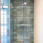 salle de bain douche carreaux bleus