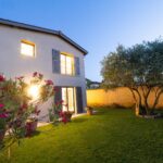 maison de village fleurie été soir