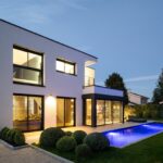 maison ultra contemporaine blanche et noire de nuit