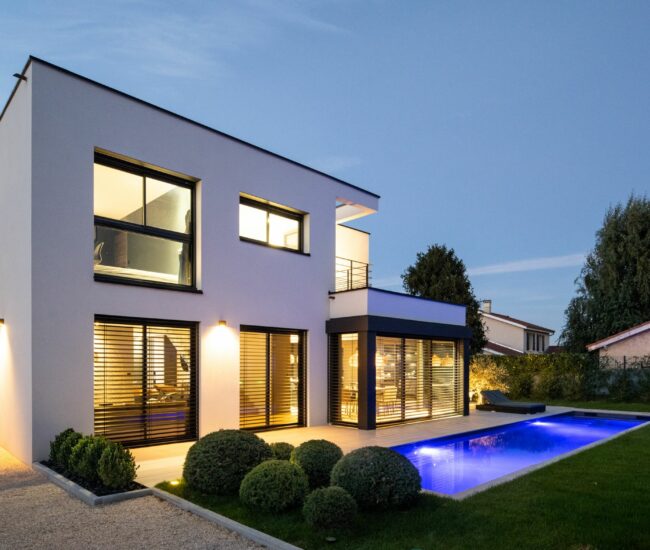 maison ultra contemporaine blanche et noire de nuit