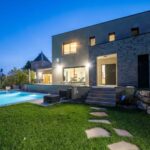 vue de nuit maison contemporaine piscine