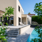 maison vue extérieure avec escalier pierre et piscine